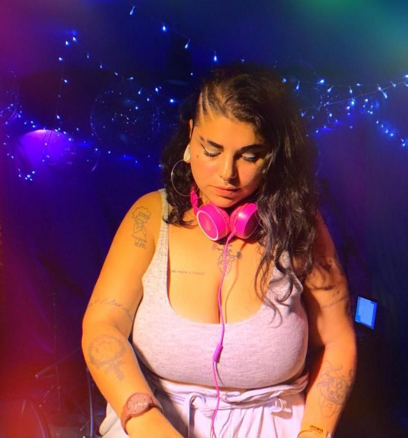 Conheça DJ Jadila Correia, a DJ Suzanense que vem crescendo na cena LGBT do Alto Tietê.