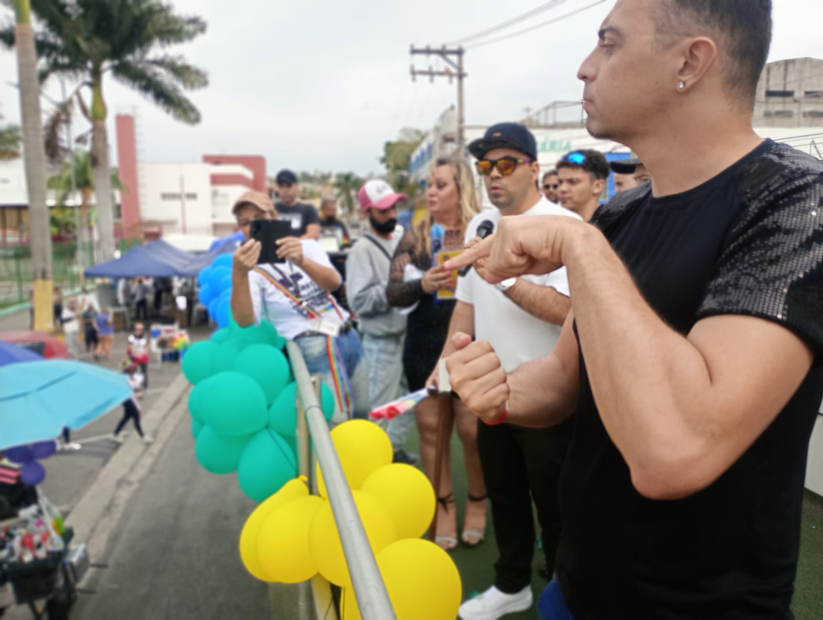 1ª Parada LGBTQIAPN+ de Ferraz de Vasconcelos reúne mais de 1.100 pessoas em um ato histórico pela diversidade