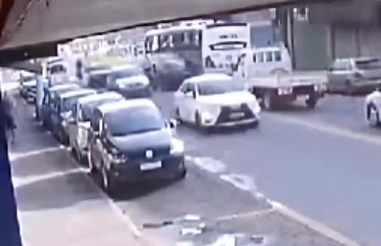 VÍDEO: Motorista de ônibus é atropelado por carro em Volta Redonda