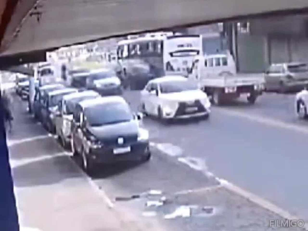 VÍDEO: Motorista de ônibus é atropelado por carro em Volta Redonda