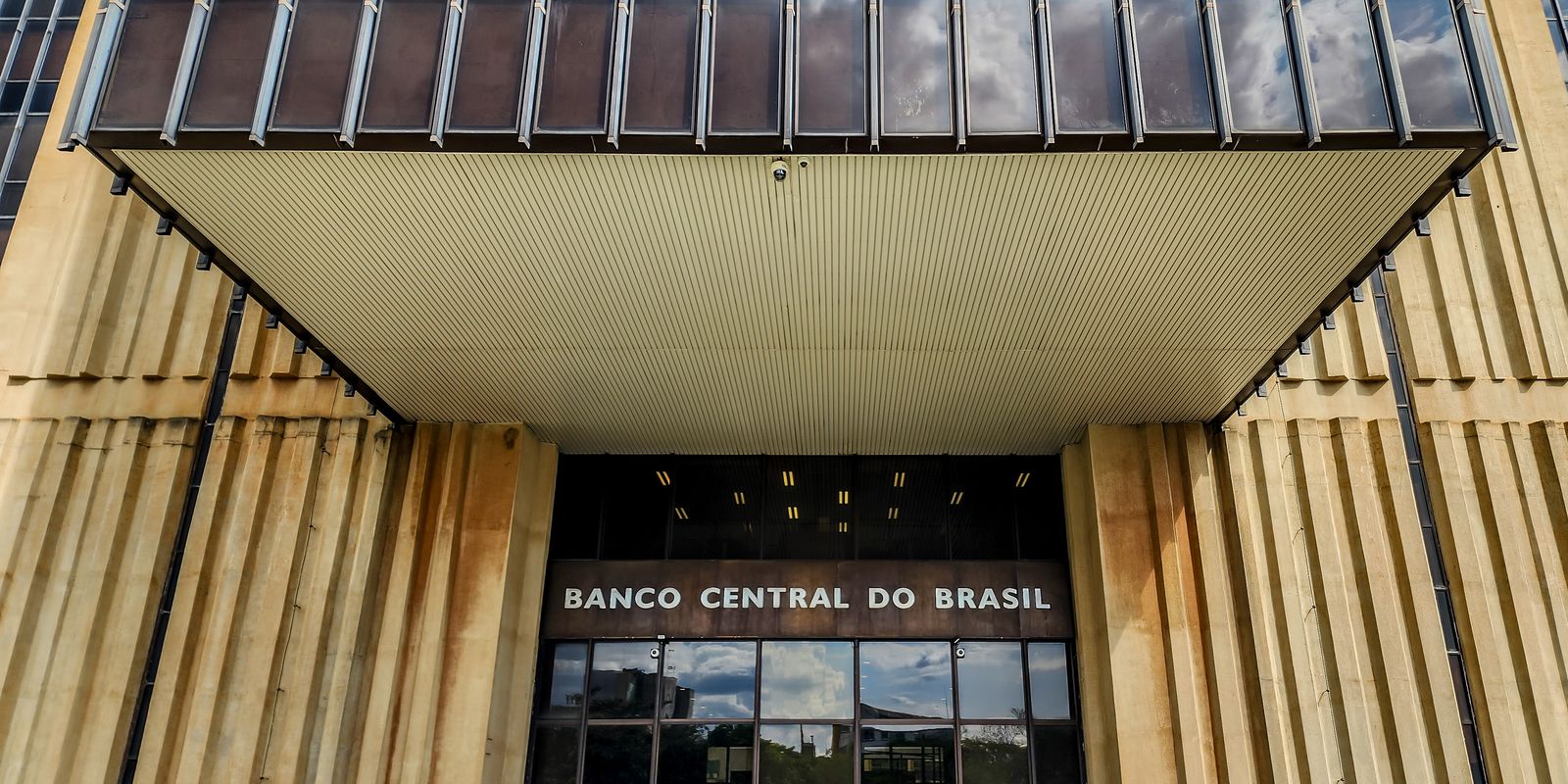 Banco Central anuncia primeira intervenção no câmbio em 2025