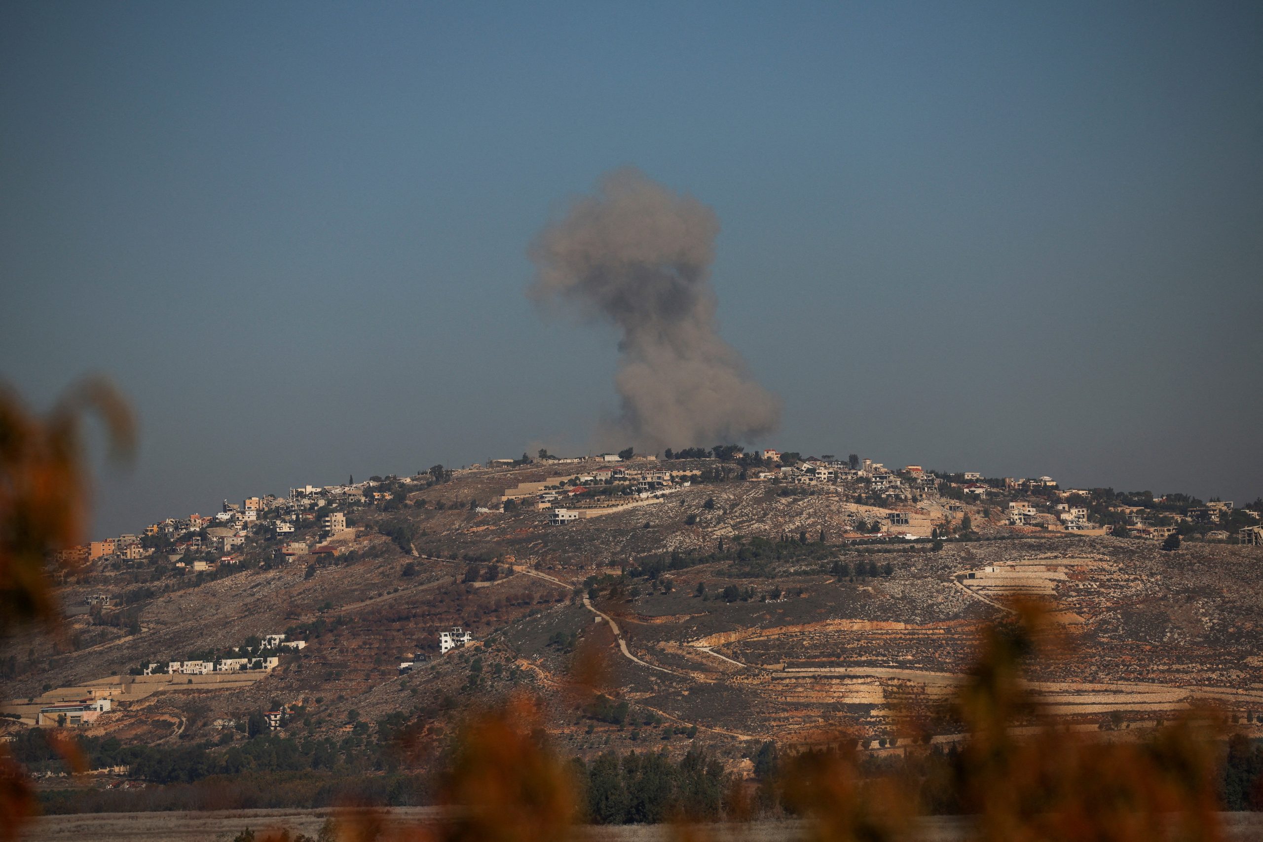 Israel ataca alvos do Hezbollah no Líbano com cessar-fogo em vigor