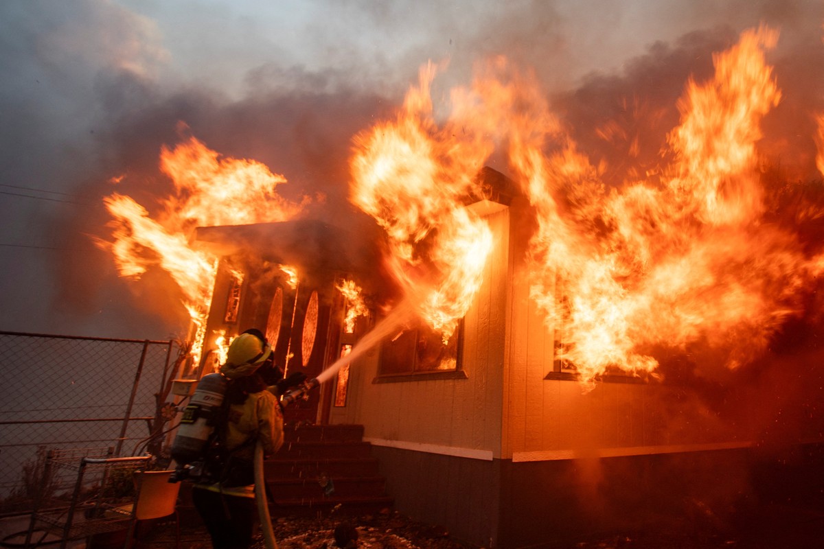 Incêndios se aproximam do letreiro de Hollywood e deixam rastro de destruição em Sunset Boulevard, na zona central de Los Angeles; SIGA