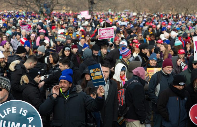 Trump e Vance discursam em marcha contra o aborto