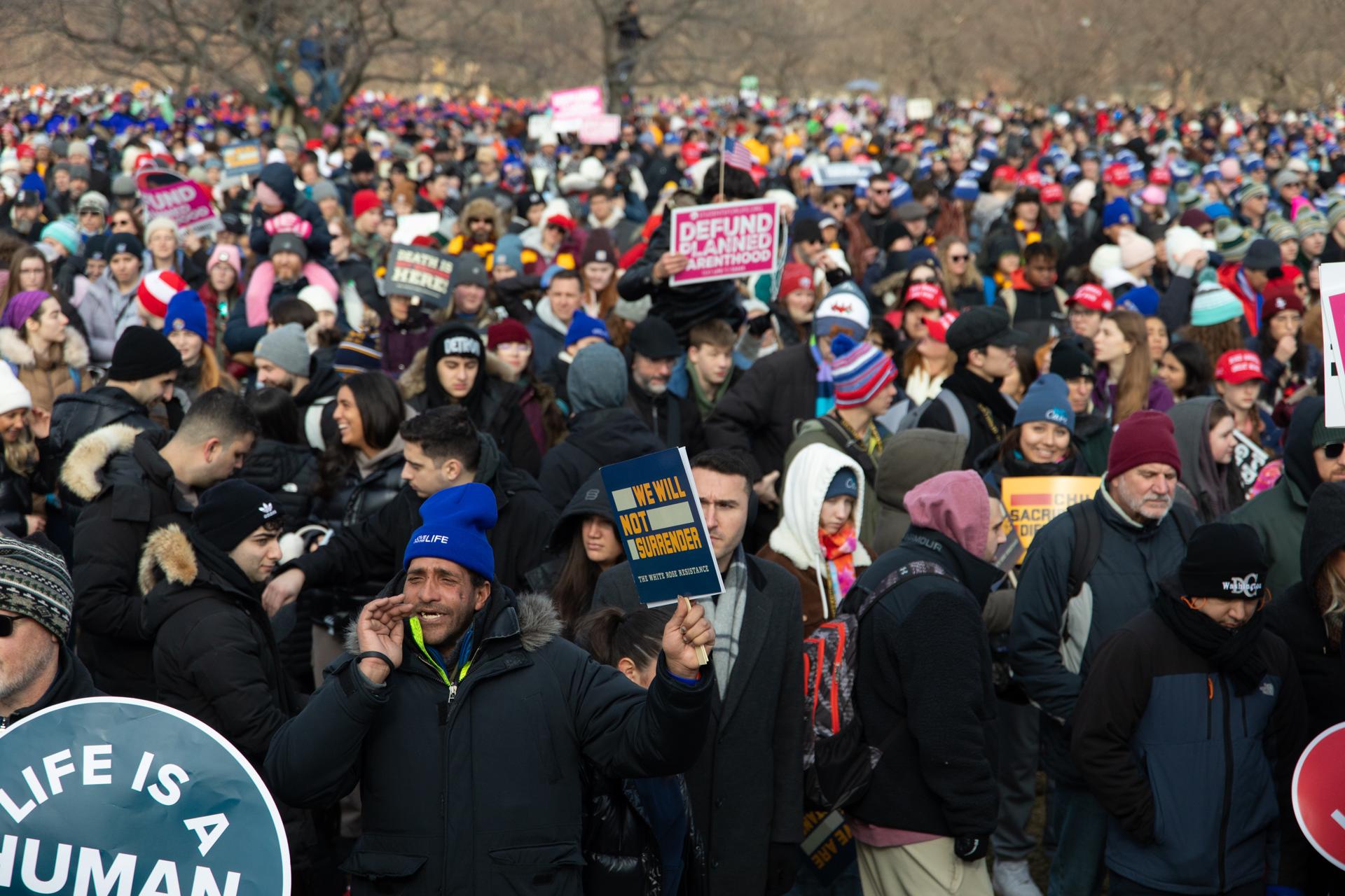 Trump e Vance discursam em marcha contra o aborto