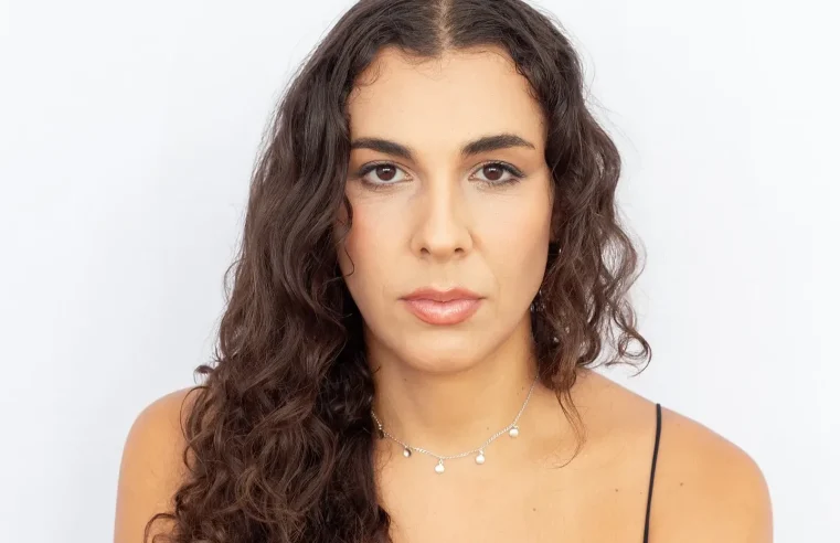 Conheça a atriz e cantora trans Olivia Lopes, destaque nos palcos e nas telas do Brasil