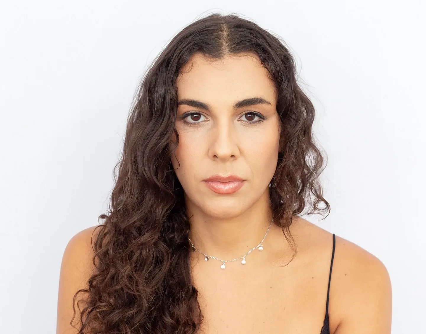 Conheça a atriz e cantora trans Olivia Lopes, destaque nos palcos e nas telas do Brasil