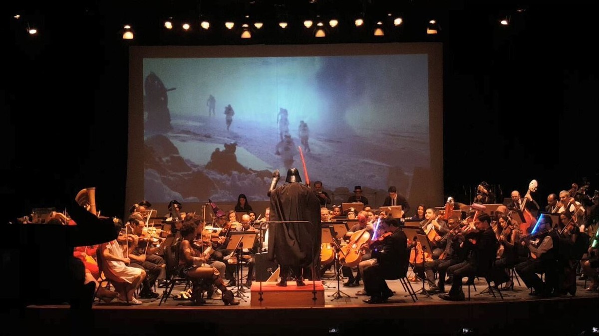 'Darth Vader' rege Orquestra Sinfônica do Espírito Santo