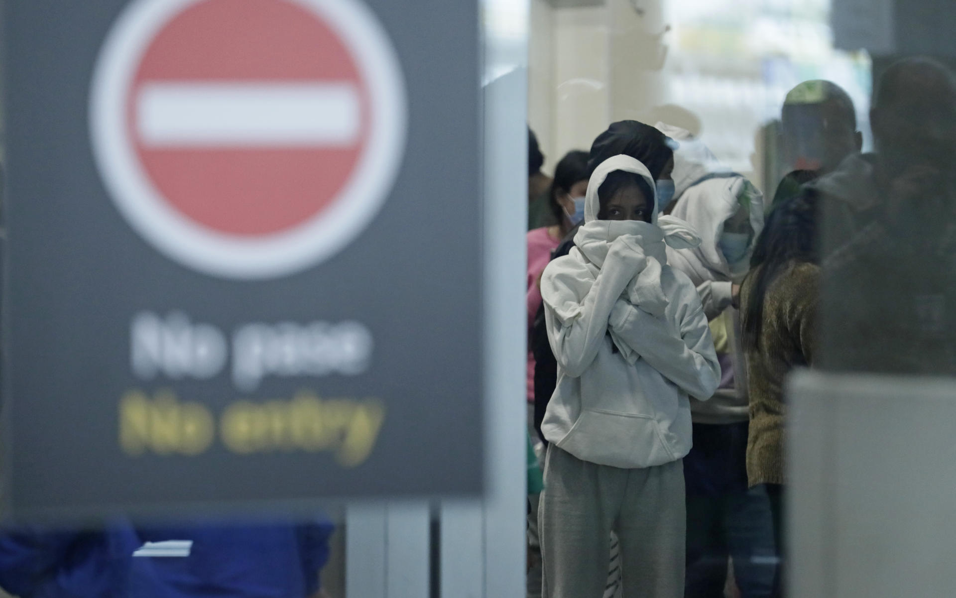 Colômbia recebe 1º avião com deportados dos EUA