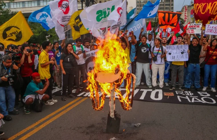 Manifestantes protestam contra aumento das passagens municipais em SP