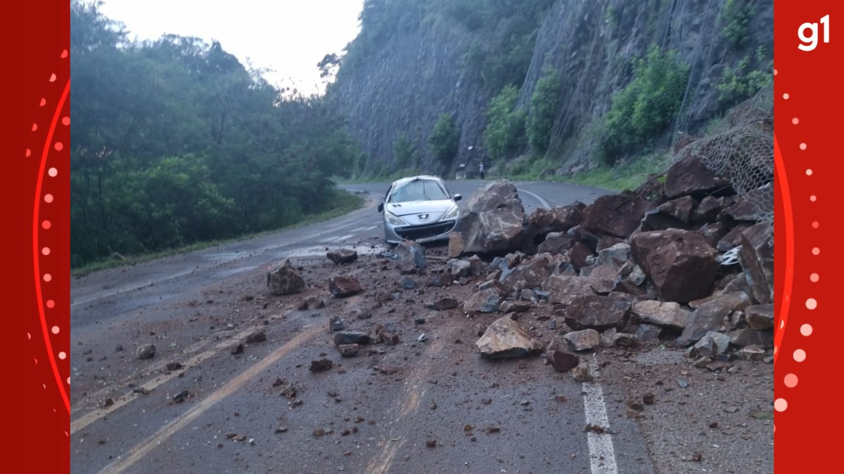 Rochas caem em cima de carro durante deslizamento na BR-153, no Paraná