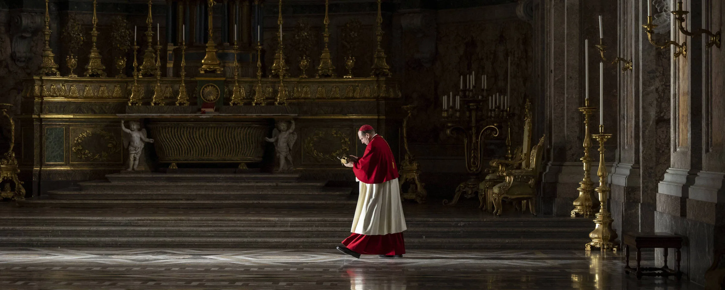 Como a ambientação e a cinematografia de ‘Conclave’ constroem a atmosfera tensa da sucessão papal