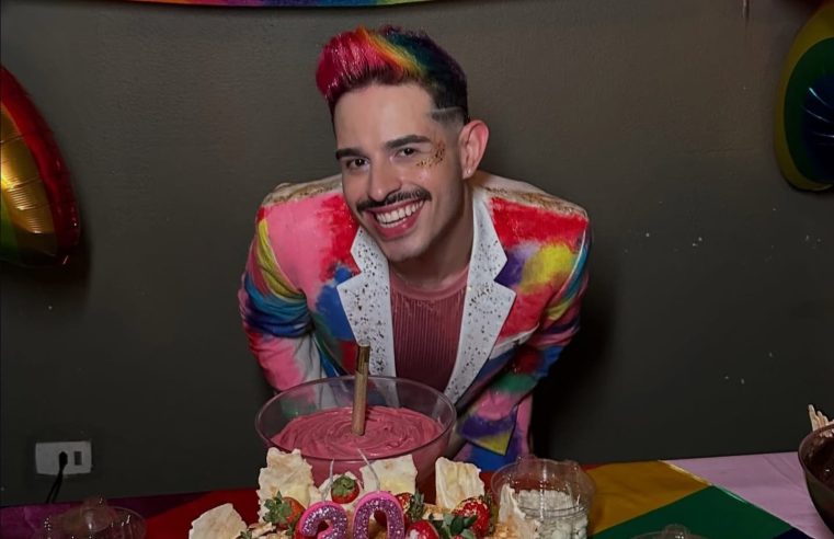 Renan da página Dicas LGBT comemora aniversário em grande estilo