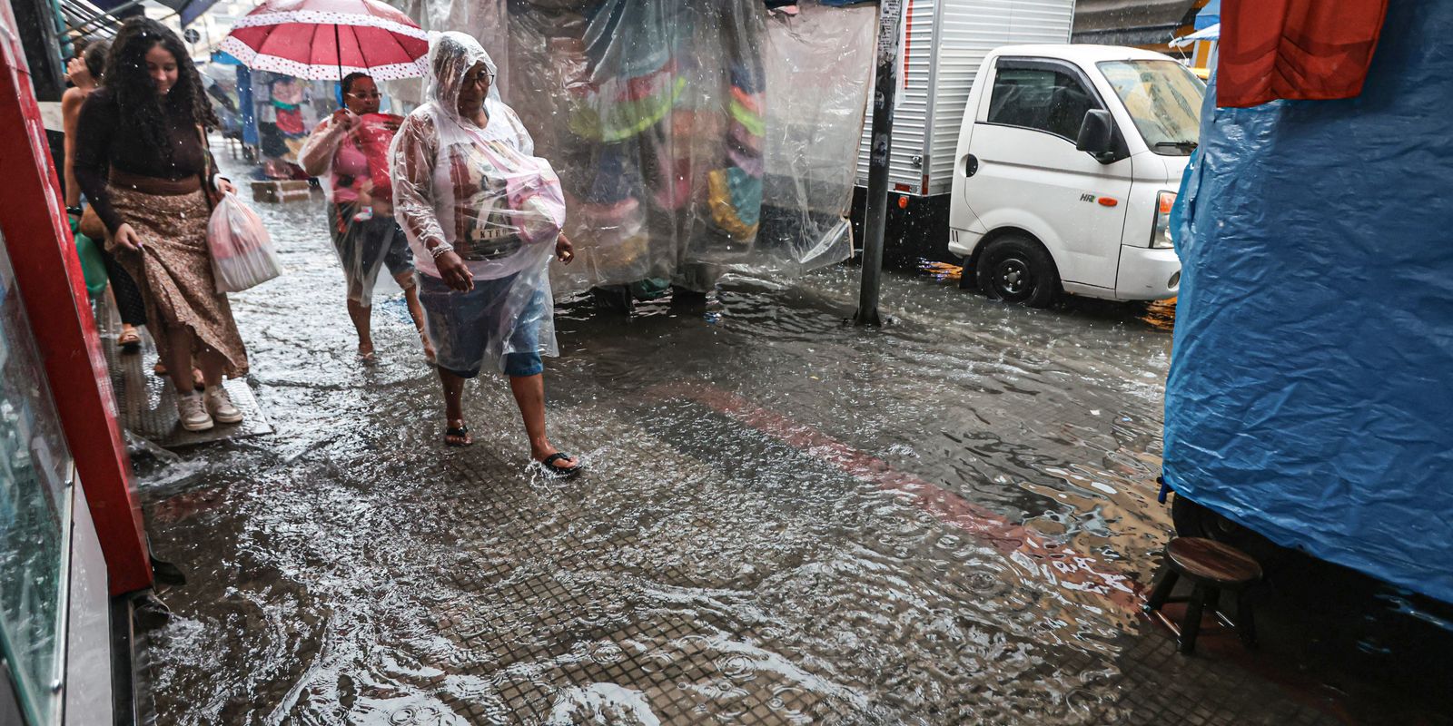 Mulher morre após carro ficar submerso em São Paulo