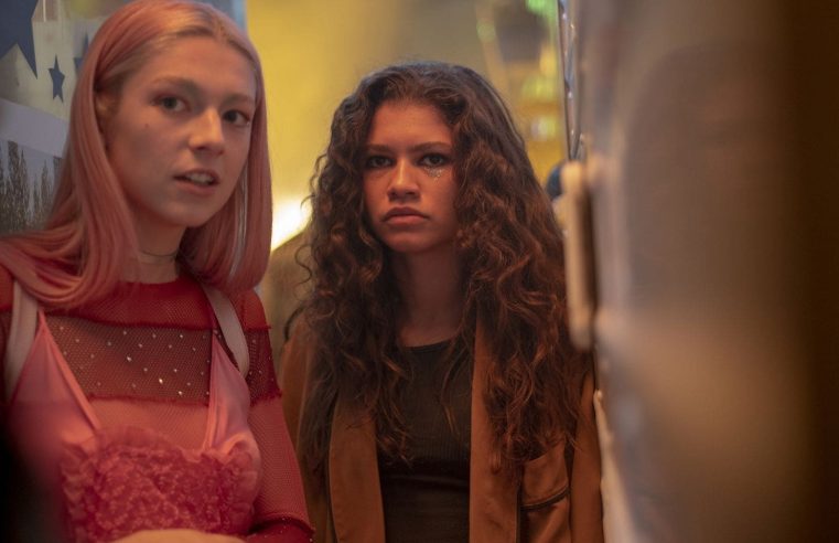 Hunter Schafer, atriz trans de ‘Euphoria’, diz ter tido o gênero no passaporte alterado após medida de Trump