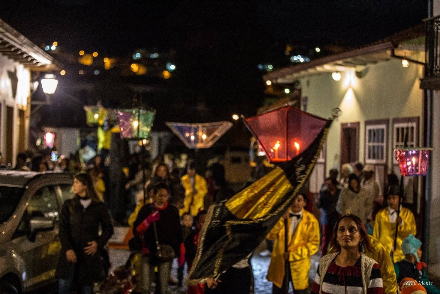 Carnaval 2025: há quase 160 anos, tradicional bloco Zé Pereira dos Lacaios movimenta ladeiras em Ouro Preto