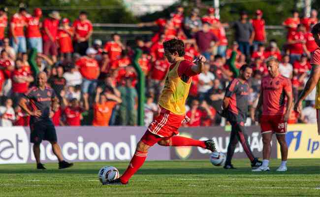 Jogador acerta com clube russo e Inter coloca dinheiro nos cofres