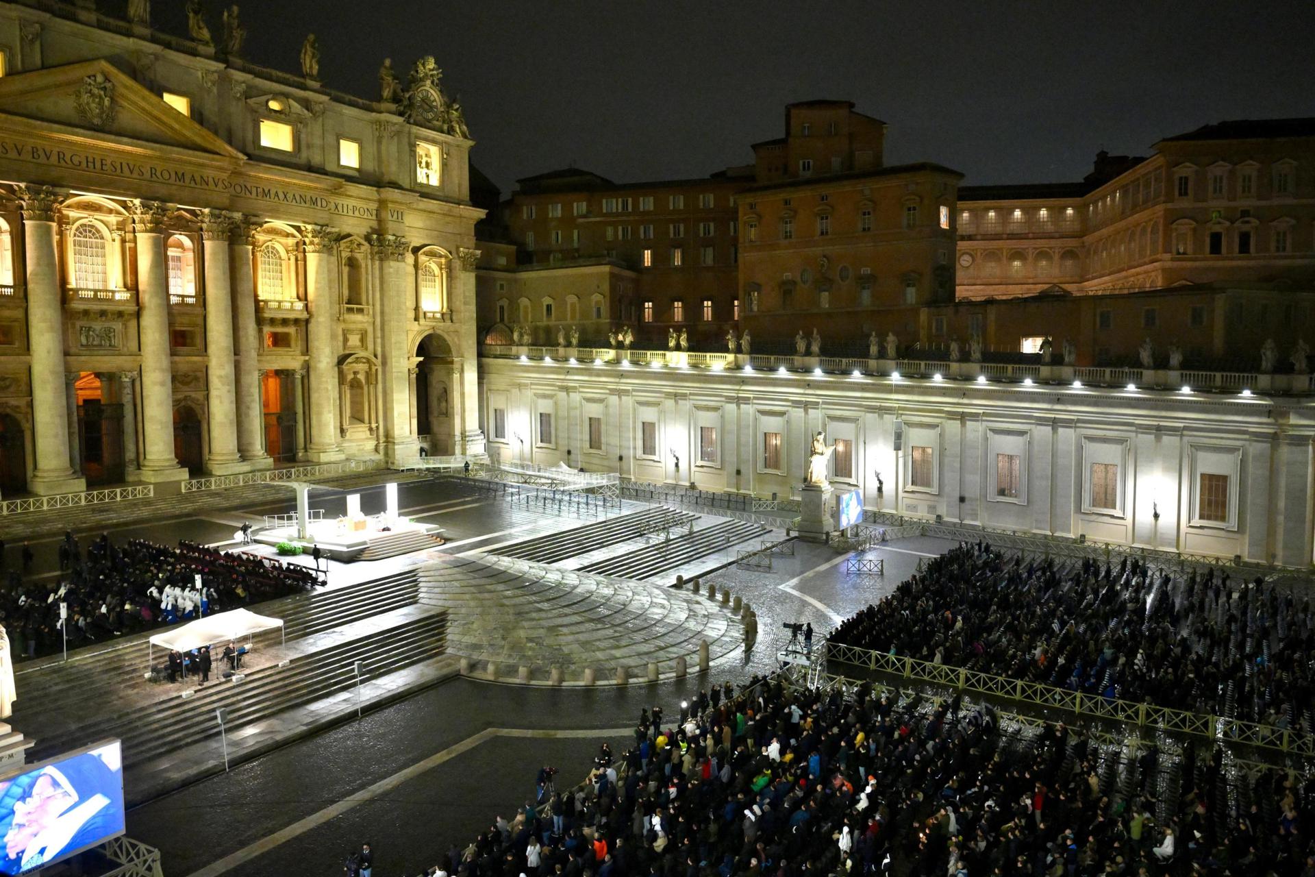 Fiéis rezam pela saúde do papa Francisco na Praça São Pedro