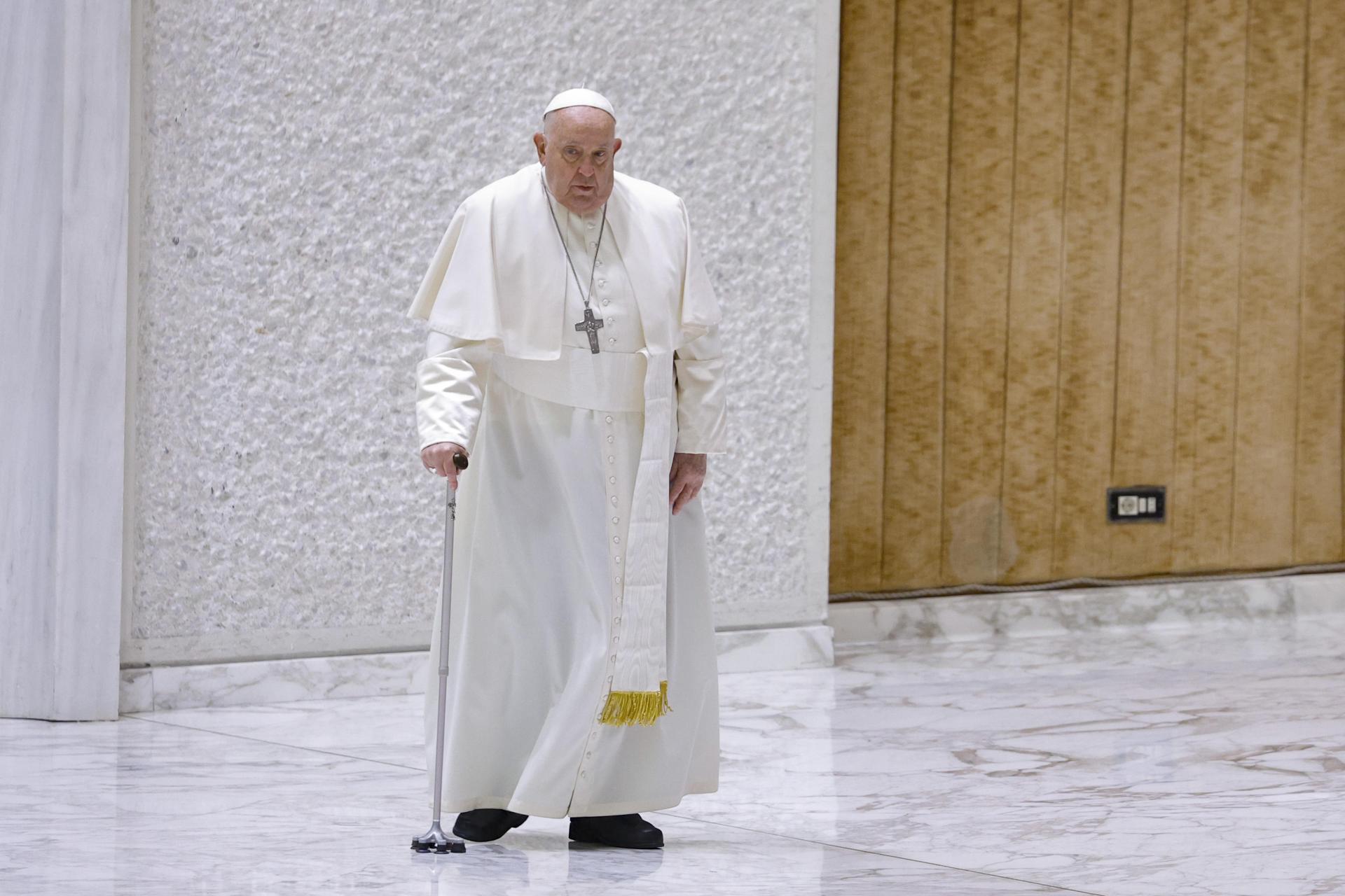 Papa Francisco já não tem febre e apresenta “leve melhora”