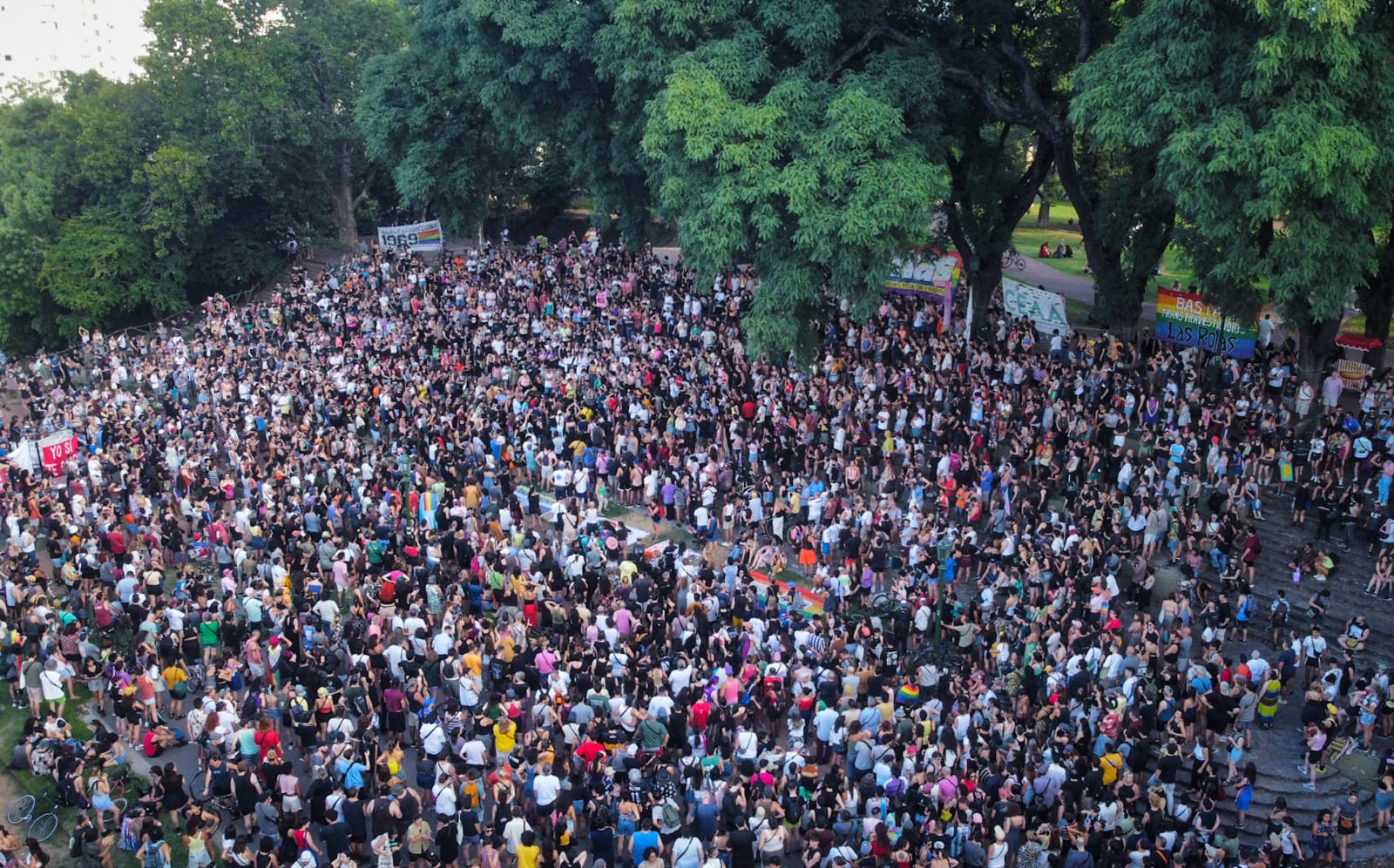 Ativistas LGBTQIA+ se mobilizam contra Milei e organizam grande marcha antifascista na Argentina