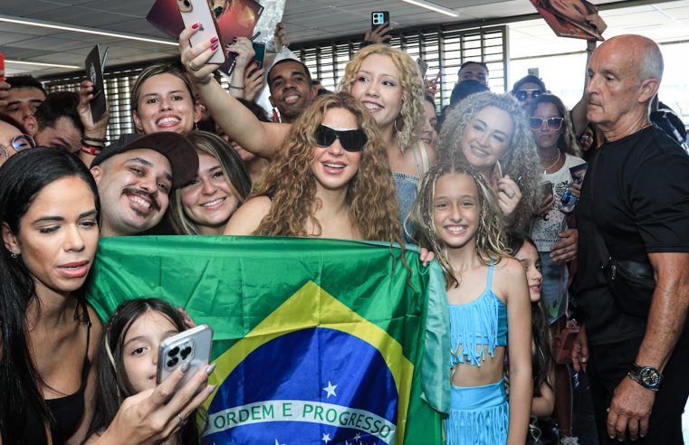 Shakira desembarca no Galeão para show no Rio e posa com fãs e a bandeira do Brasil