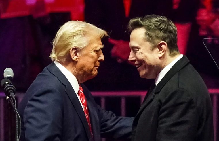 Em apoio a Musk, Trump diz que irá comprar um Tesla