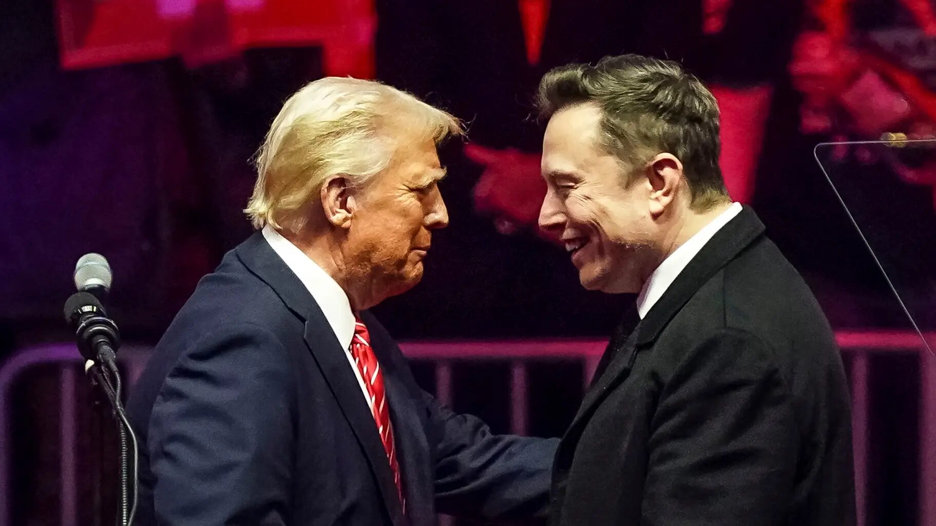 Em apoio a Musk, Trump diz que irá comprar um Tesla