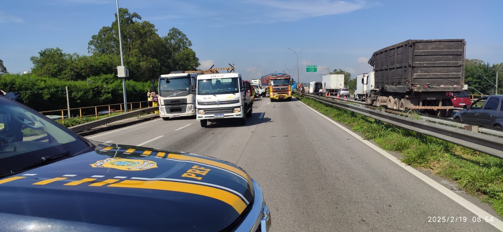 Acidente com três caminhões interdita pista sentido RJ da Dutra, em Jacareí