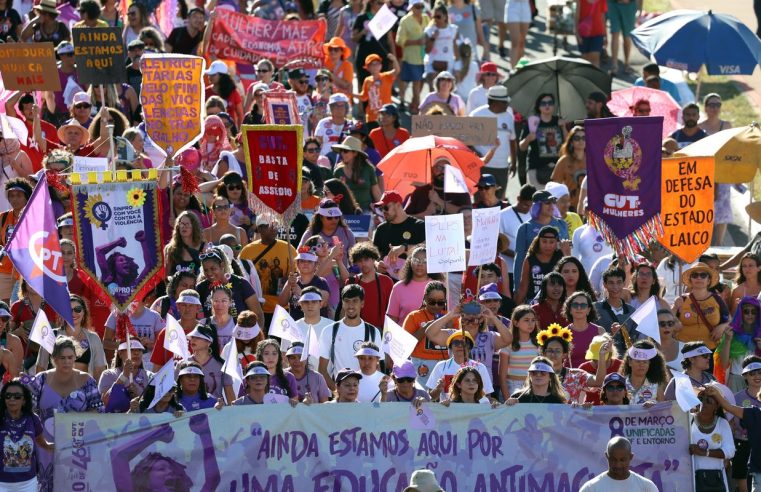 Mulheres do DF marcham por políticas públicas e contra o feminicídio