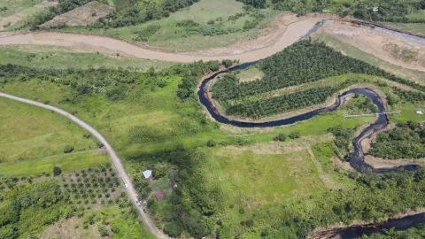 Emergência ambiental no Equador: vazamento de petróleo atinge rio na província de Esmeraldas