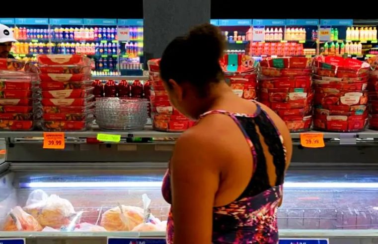 Brasileiros comem carcaça de frango e espinha de porco para driblar os altos preços dos alimentos