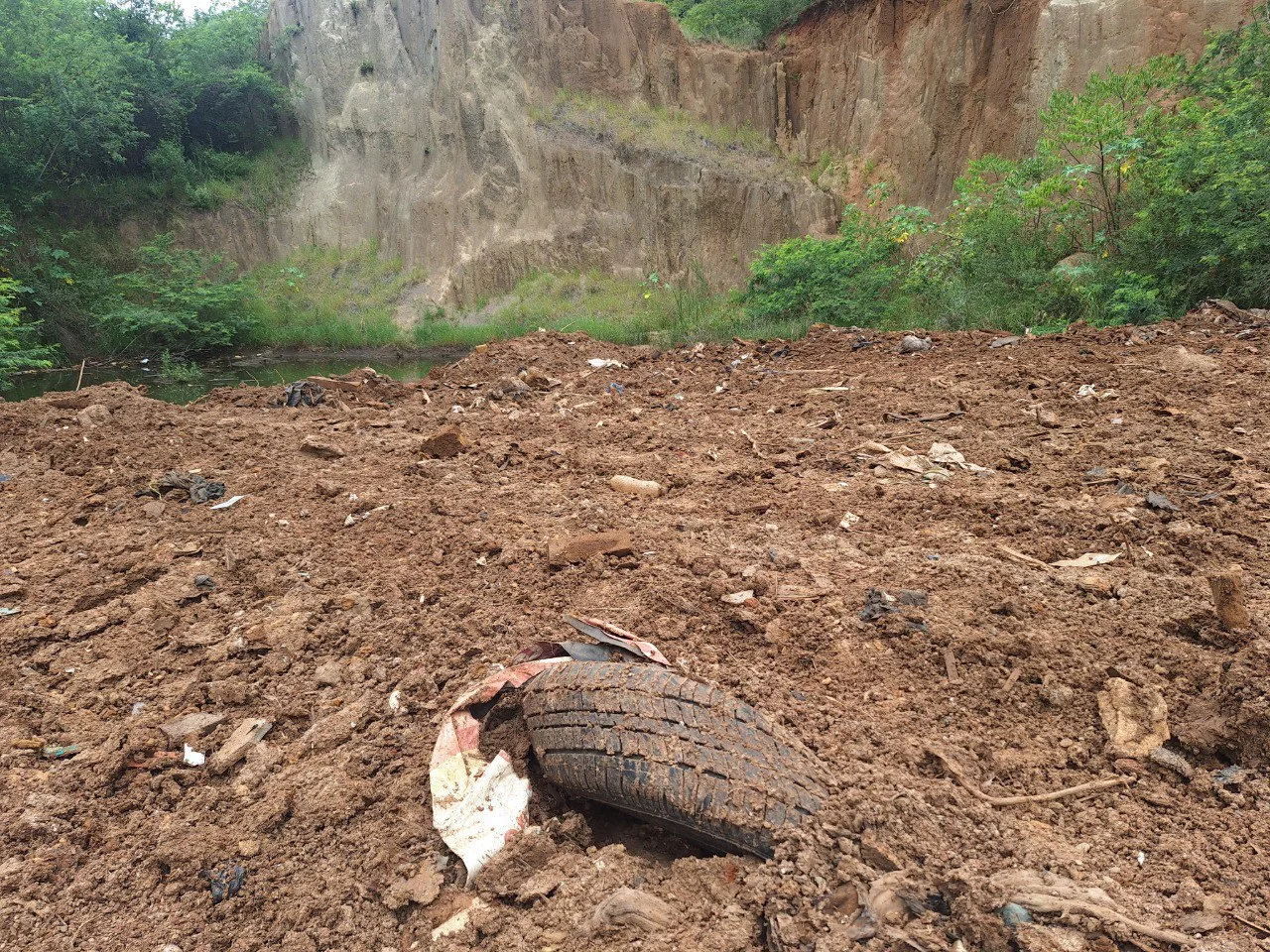 Prefeitura de Taquara/RS descarta toneladas de lixo em área de recuperação ambiental