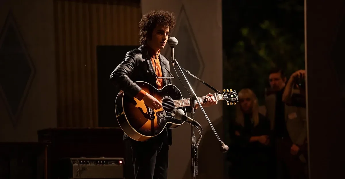 Timothée Chalamet encanta na pele de Bob Dylan em “Um completo desconhecido