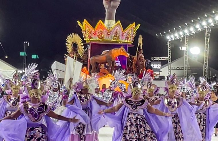 Desfile de escolas de samba reafirma tradição popular no RS