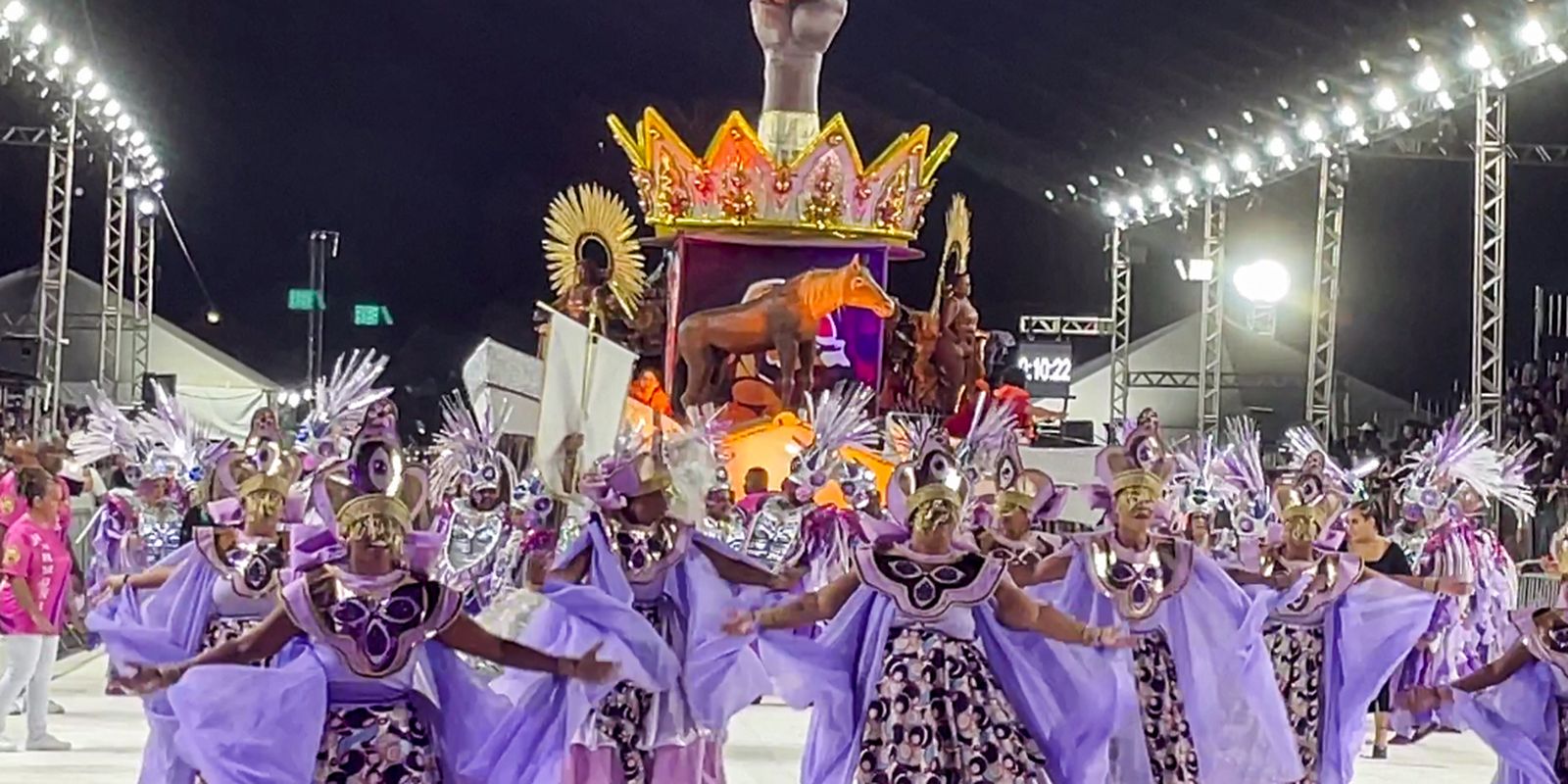 Desfile de escolas de samba reafirma tradição popular no RS