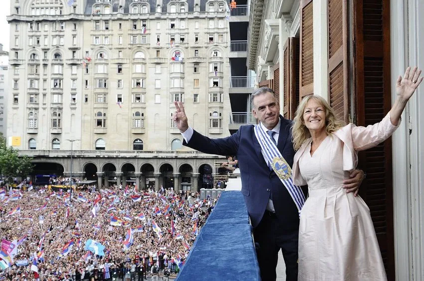 Yamandú Orsi assume a presidência e devolve o poder à esquerda no Uruguai