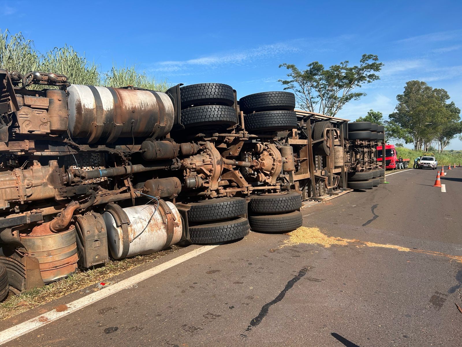 Caminhão carregado com 30 toneladas de amendoim tomba na Rodovia Comandante João Ribeiro de Barros, em Flórida Paulista