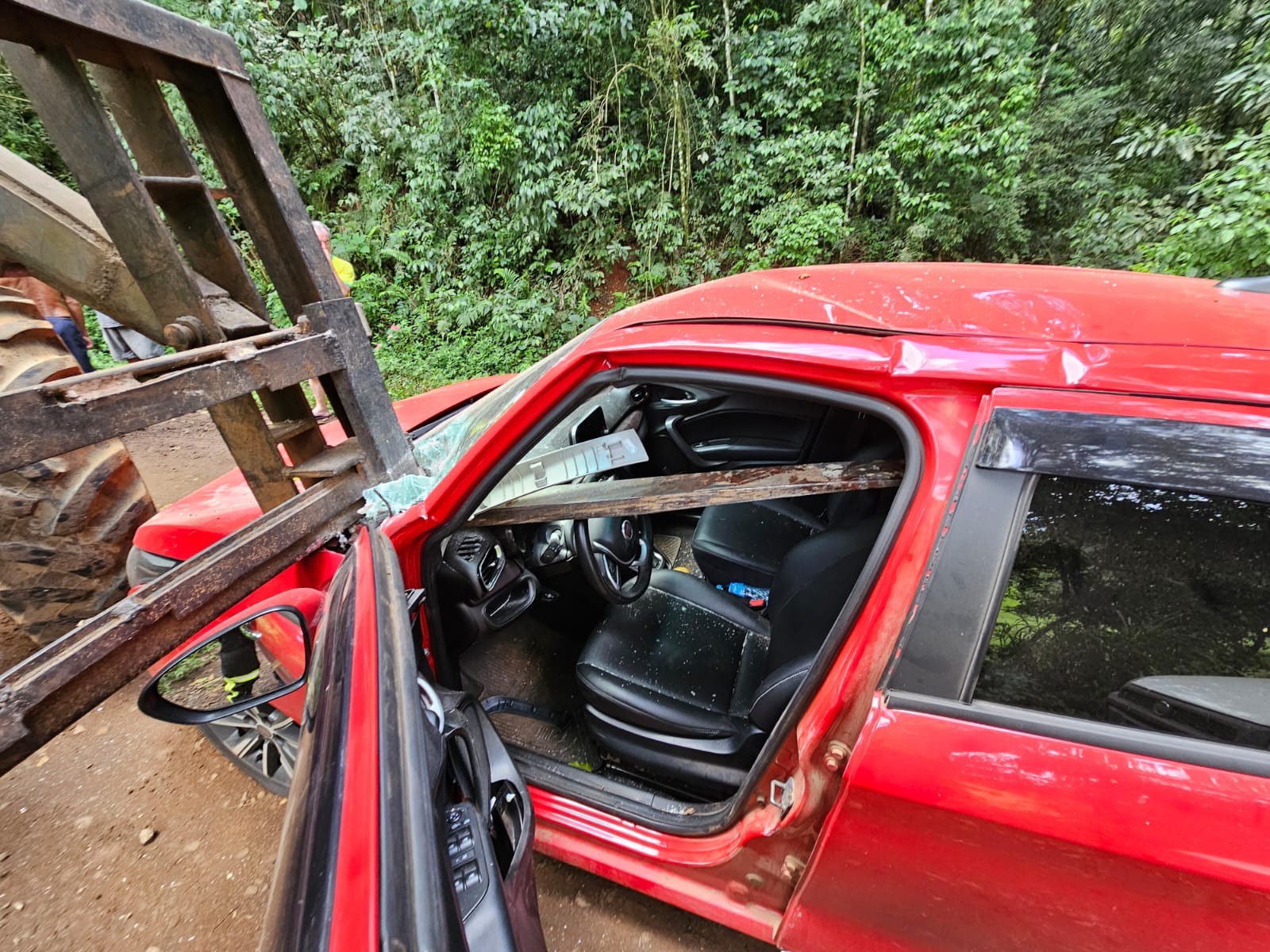 Máquina agrícola atravessa para-brisa de carro e deixa grávida ferida