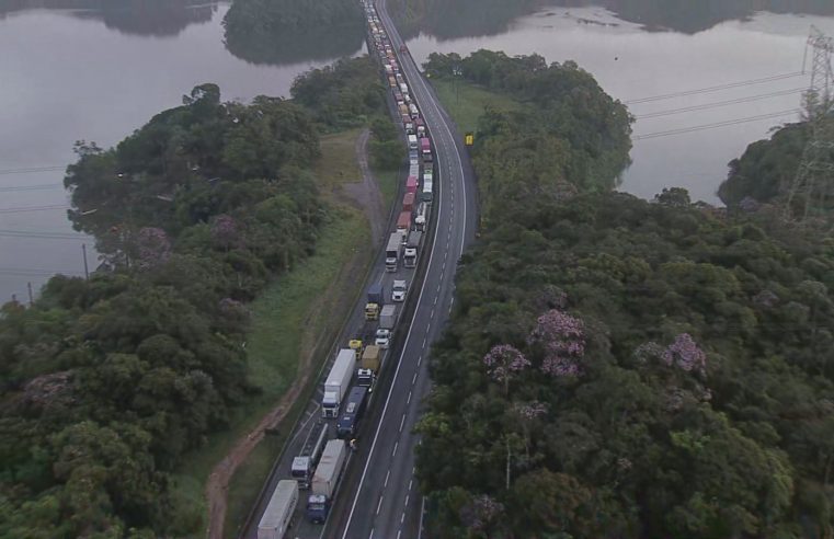 Queda de passarela na Via Anchieta causa atrasos na saída de ônibus em SP e congestionamento nas estradas rumo ao litoral