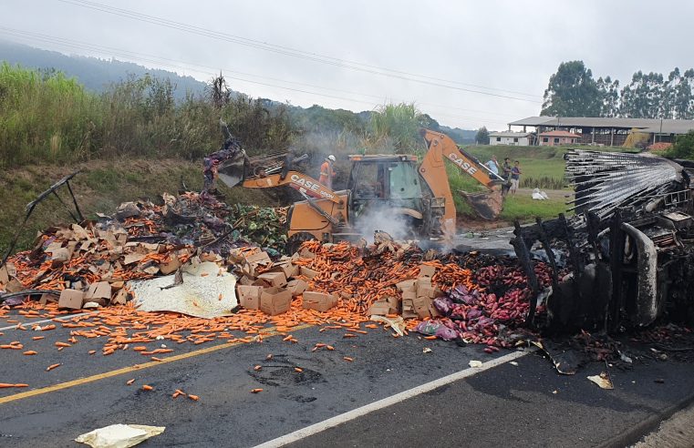 Caminhão carregado com verduras e legumes tomba e pega fogo após se envolver em grave acidente no PR; duas pessoas morreram