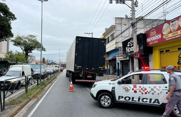 Acidente entre moto e caminhão deixa uma pessoa morta e outra ferida em Jacareí, SP