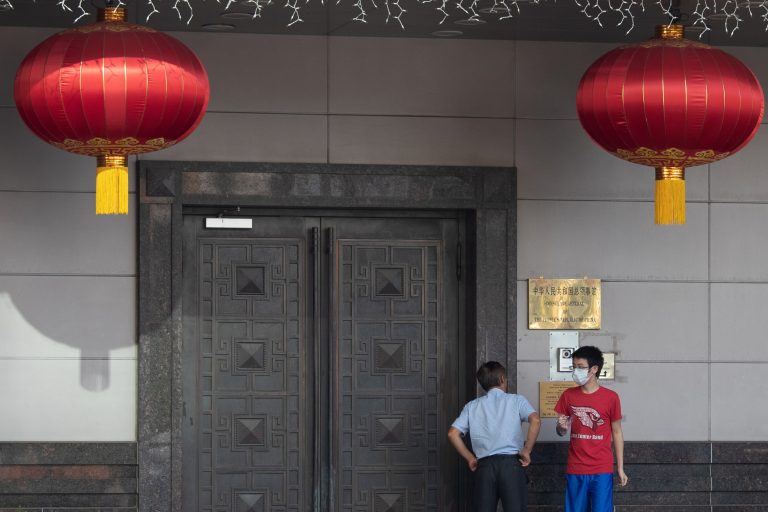 2020-07-22t143232z-2098429660-rc2eyh9b1dv8-rtrmadp-3-usa-china-consulate.jpg