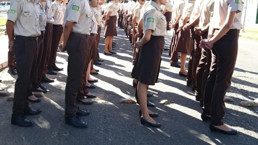 escolas-da-policia-militar-em-goias-tem-fardamento-diferente-para-homens-e-mulheres-1746717556383_v2_900x506.jpg