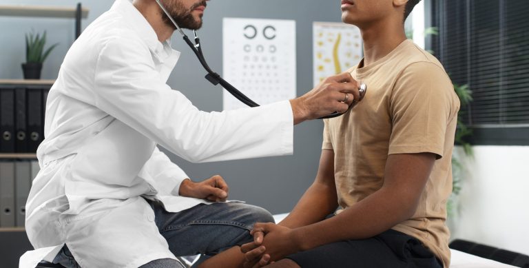 um-medico-tomar-conta-de-uma-crianca-afro-americana_corte-scaled.jpg