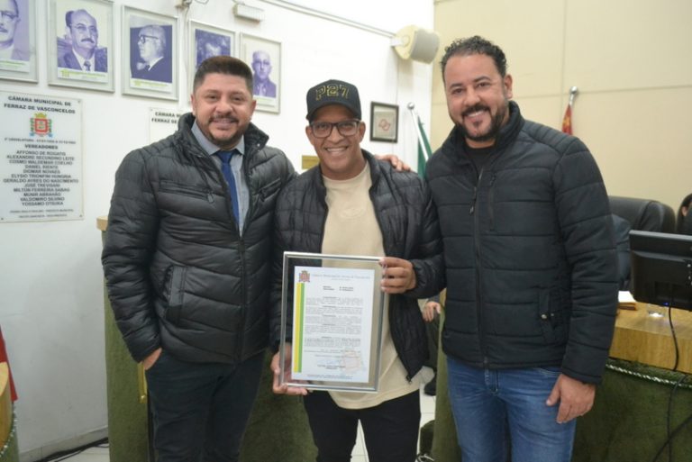 Vereador-Valtinho-do-Som-professor-Hemilson-centro-e-Nicolas.jpg