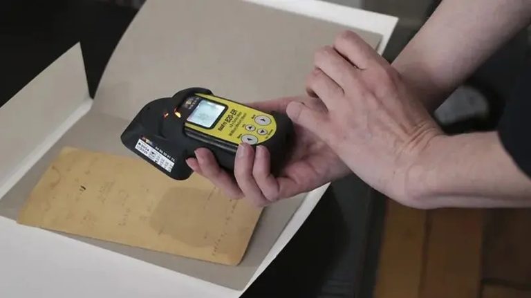 o-fato-de-marie-curie-manusear-o-radio-com-as-proprias-maos-sem-protecao-acabou-deixando-varios-rast.jpeg