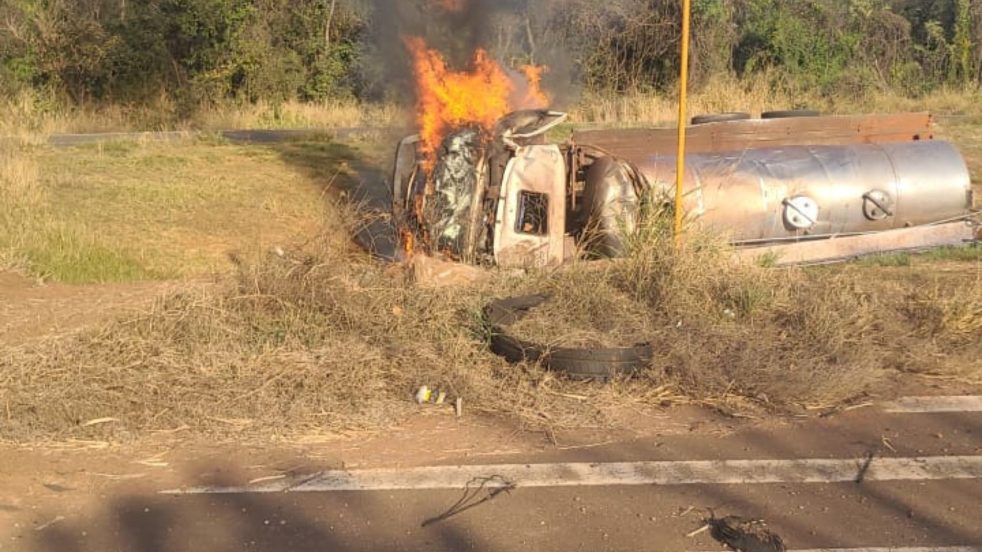 caminhao-tanque-acidente-limeira-do-oeste-3-.jpg