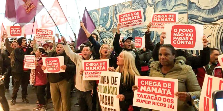frente_povo_sem_medo_ocuparam_hoje_a_sede_do_itau_03.jpg
