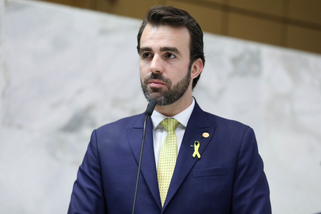 DEPUTADO LUCAS BOVE
FONTE: https://www.al.sp.gov.br/alesp/banco-imagens/detalhe/?id=310401