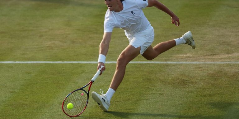 joao_fonseca_cai_na_rodada_3_wimbledon_2025.jpg